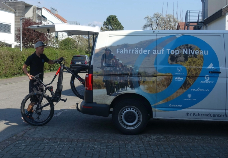 Fahrrad wird in Auto gehoben